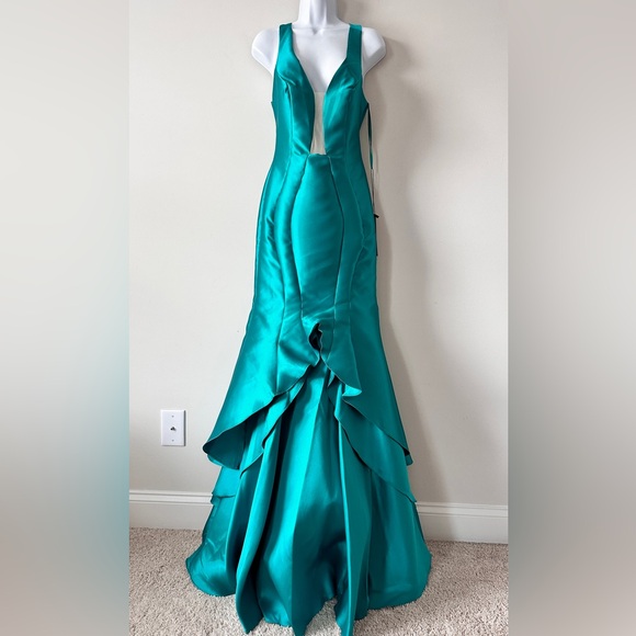 Stunning Jade Green Satin Evening / Formal Mermaid Dress / Gown Size Small - Picture 4 of 13